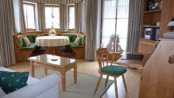 Fernseher, DVD-Player, Bücher, Videothek