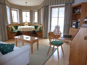 Tv, dvd-afspiller, bøger, videobibliotek