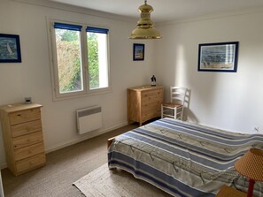 3 bedrooms, desk, iron/ironing board, free WiFi
