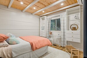 House, Multiple Beds, Balcony, Mountain View (Pineview Cabin) | 4 bedrooms, individually decorated, individually furnished - Pineview Cabin Spectacular Views (Lake Arrowhead)