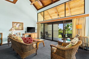 Condo, 3 phòng ngủ | Khu phòng khách | Smart TV