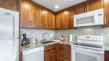 Condo, 3 Bedrooms | Private kitchen | Fridge, oven, coffee/tea maker, toaster