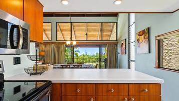 Condo, 3 Bedrooms | Private kitchen | Fridge, oven, coffee/tea maker, toaster