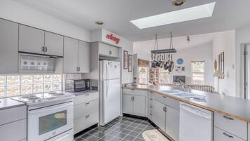 House, Multiple Beds (You, Me and the Sea) | Private kitchen