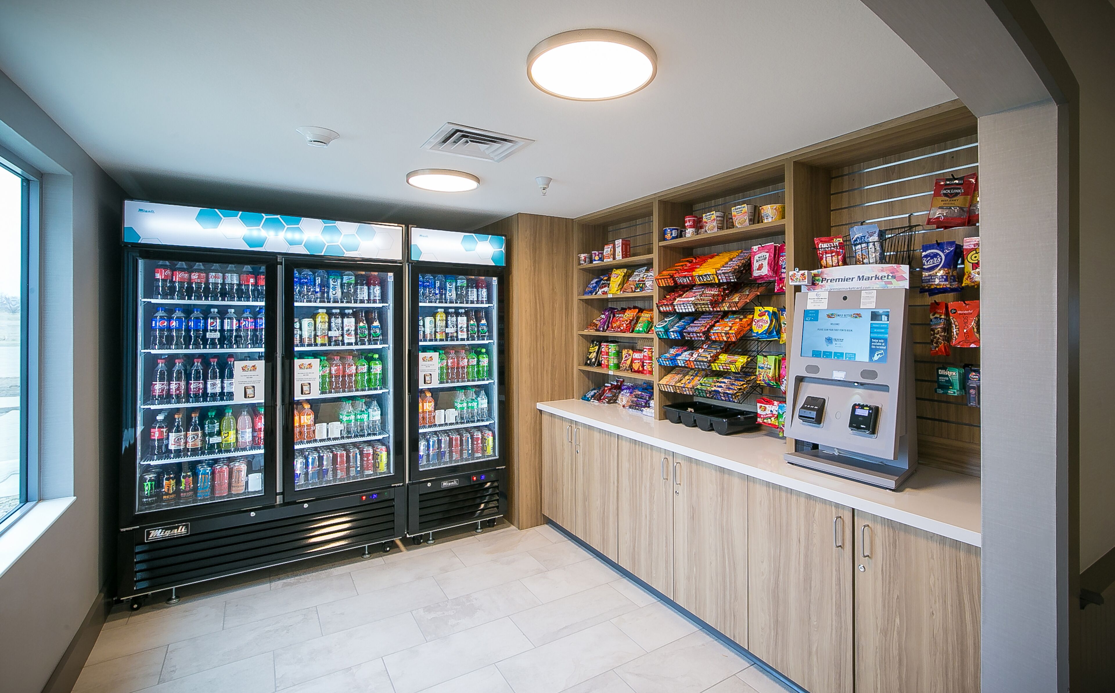 Un espace en libre-service avec des distributeurs de boissons et des étagères remplies de collations.