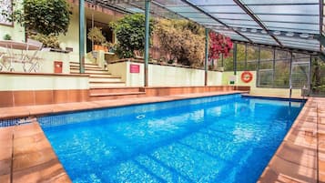 Een buitenzwembad en een verwarmd zwembad