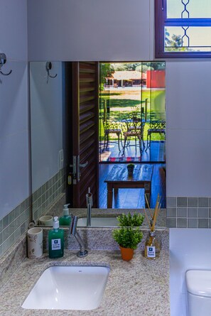 Chale Quero-Quero | 浴室 | 淋浴設備、風筒、提供毛巾