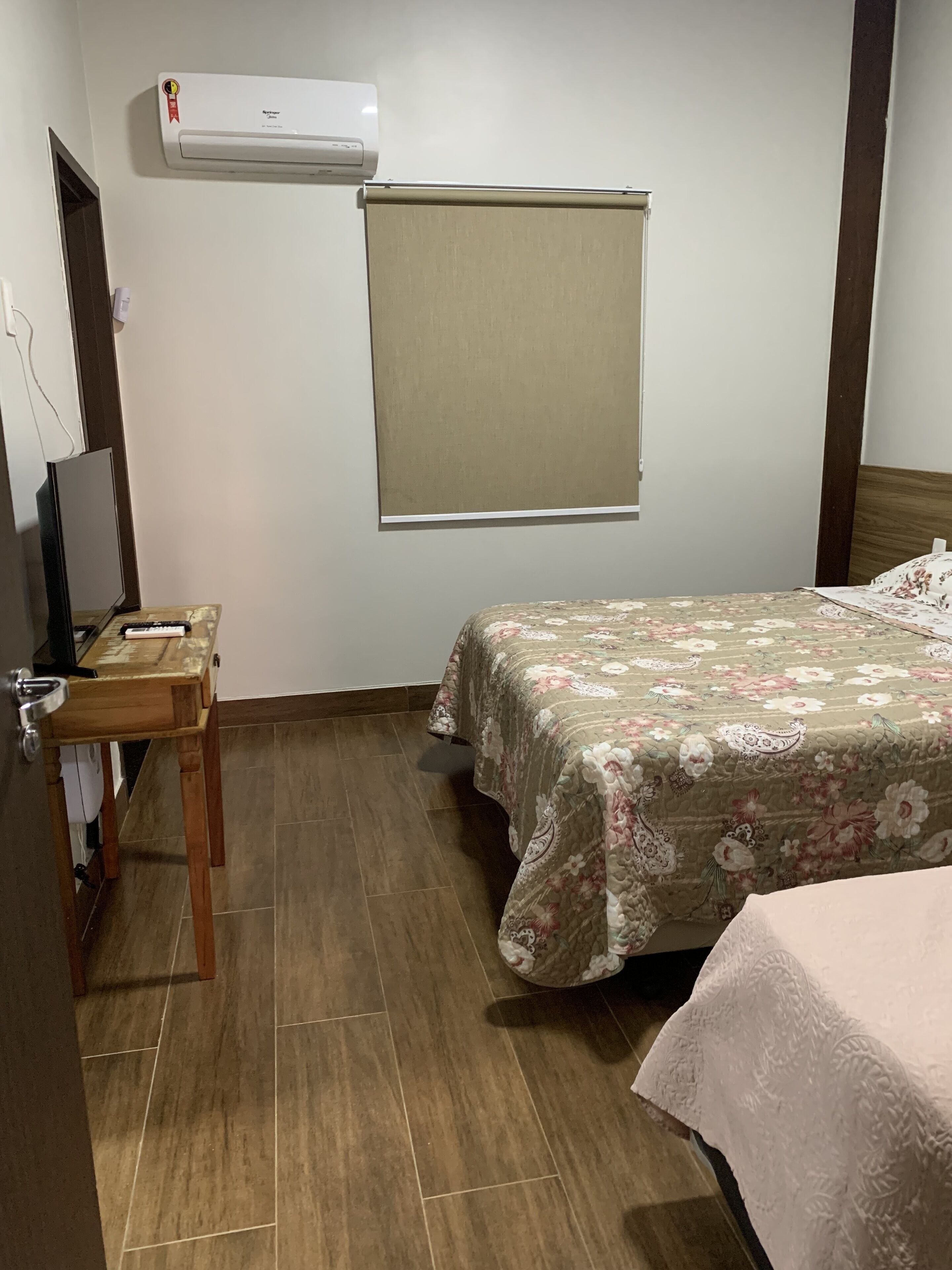 Mobiliario individual, wifi gratis, ropa de cama