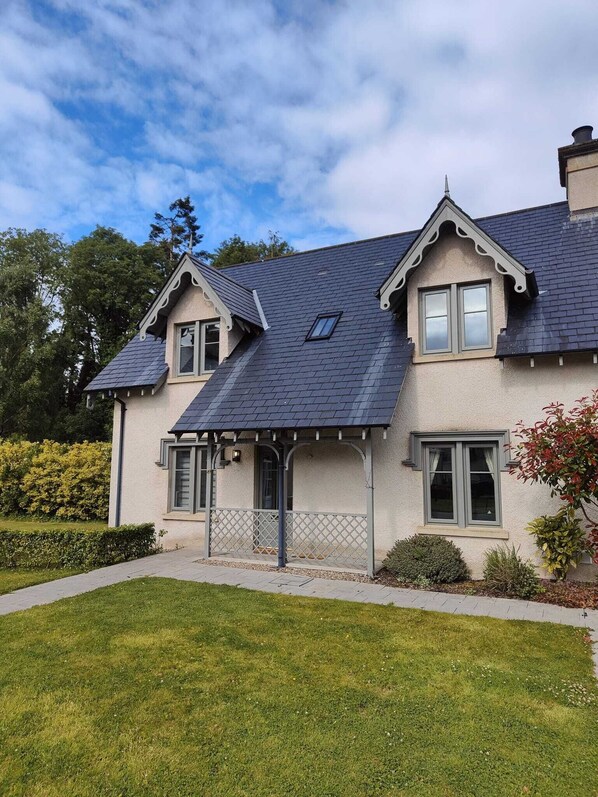 Exterior - Chic, Classy & Cosy - Lough Erne Golf Village Resort. Boutiquey Home-from-Home (Enniskillen)