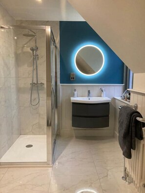 Dusche, Haartrockner, Handtücher, Seife