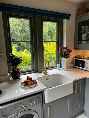 Fridge, microwave, oven, stovetop - Chic, Classy & Cosy - Lough Erne Golf Village Resort. Boutiquey Home-from-Home (Enniskillen)