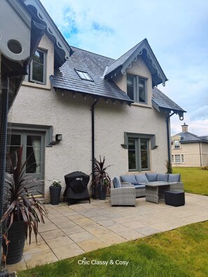 Outdoor dining - Chic, Classy & Cosy - Lough Erne Golf Village Resort. Boutiquey Home-from-Home (Enniskillen)