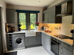 Fridge, microwave, oven, stovetop - Chic, Classy & Cosy - Lough Erne Golf Village Resort. Boutiquey Home-from-Home (Enniskillen)