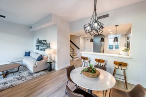 Interior - Views overlooking Petco Park - Pool, Hot Tub, Sauna, Steam Room, Gym, (San Diego)