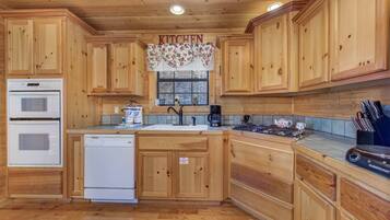 Cabaña, varias camas, hidromasaje, vista a la montaña (Woodland Wonder) | Cocina privada | Refrigerador, microondas, horno y parrilla de estufa