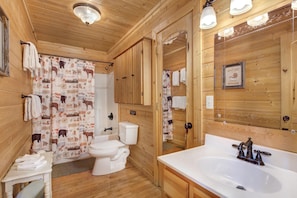 Cabin, nhiều giường, bồn tắm nước nóng, quang cảnh núi (Woodland Wonder) | Phòng tắm | Máy sấy tóc, khăn tắm