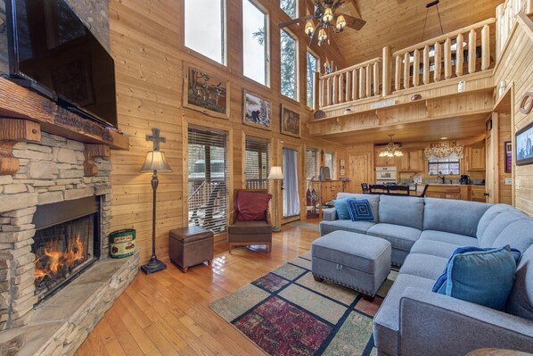 小屋, 多張床, 熱水浴缸, 山景 (Woodland Wonder) | 起居區 | 42-吋平面電視、數位頻道、壁爐