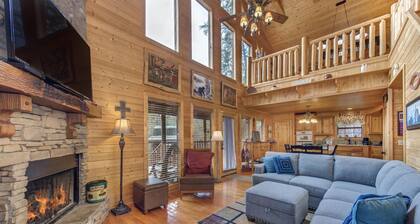 Woodland Wonder w/ Hot Tub and Pool Table!