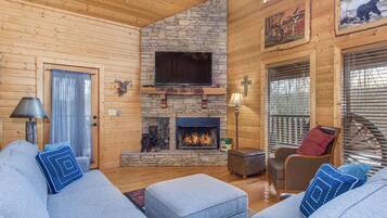 Cabaña, varias camas, hidromasaje, vista a la montaña (Woodland Wonder) | Área de sala de estar | Televisión de pantalla plana de 42 pulgadas con canales digitales