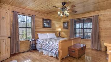 Cabaña, varias camas, hidromasaje, vista a la montaña (Woodland Wonder) | 4 habitaciones, decoración personalizada y muebles diferentes