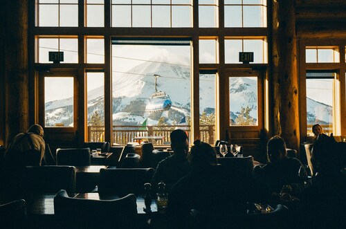 The Bowhaus - Big Sky Nordic Trails & Golf + Hot Tub, Pool & Sauna