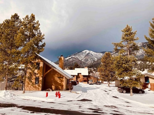 The Bowhaus - Big Sky Nordic Trails & Golf + Hot Tub, Pool & Sauna
