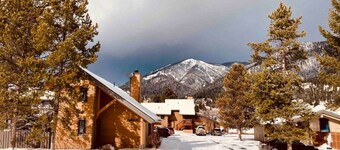 The Bowhaus - Big Sky Nordic Trails & Golf + Hot Tub, Pool & Sauna