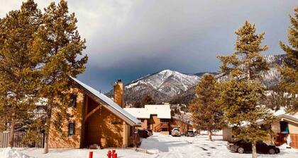 The Bowhaus - Big Sky Nordic Trails & Golf + Hot Tub, Pool & Sauna