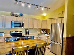 Fridge, microwave, oven, stovetop - Powder Pad -Steps from Big Sky Resort (Big Sky)