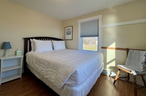 3 bedrooms, iron/ironing board, Internet, bed sheets - The Little House - Gorgeous Views of Lowell's Cove and Casco Bay (Orrs Island)