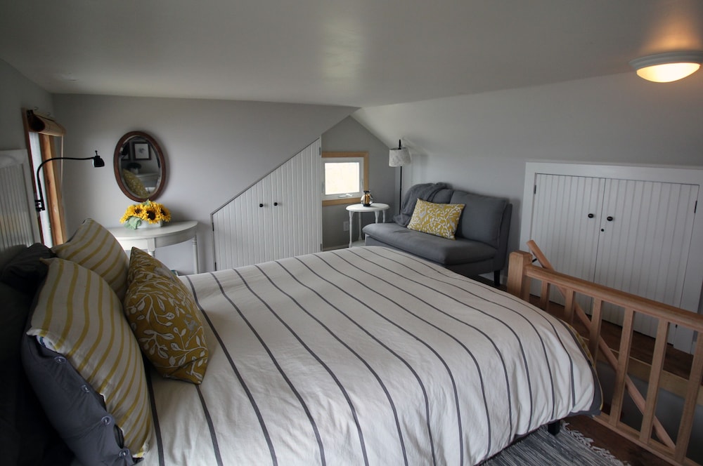 Quaint cottage intimately set on the rocky coast overlooking Casco Bay