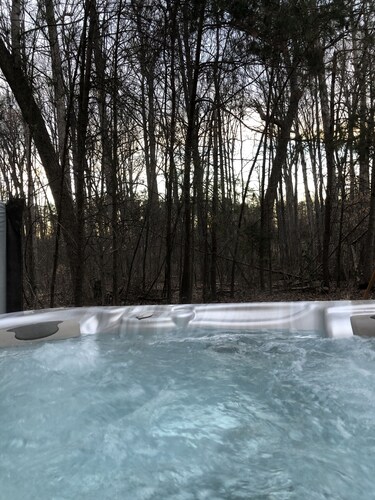 Beautiful Large Home Minutes from Lake Anna with Games & Hot Tub!!