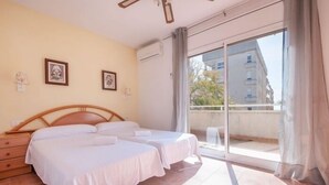 4 bedrooms, iron/ironing board, internet, bed sheets - R140 Manila Resort Jardin (calafell)