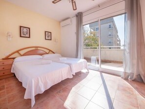 4 bedrooms, iron/ironing board, Internet, bed sheets - R140 Manila Resort Jardin (Calafell)