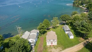 Un quartier résidentiel avec des maisons et une grande étendue d’eau.