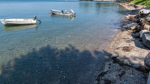 Un lac paisible où des bateaux sont amarrés sur la rive.