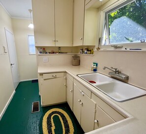 Hair dryer, bidet, towels - Craftsman Guesthouse in lovely Echo Park (Los Angeles)