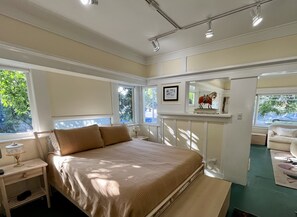 1 bedroom, desk, iron/ironing board, travel cot - Craftsman Guesthouse in lovely Echo Park (Los Angeles)