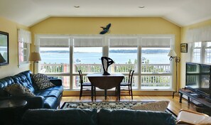 TV - Moorings - Enjoy sweeping sunrises from this waterfront home on Basin Point. (Harpswell)