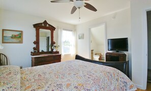 3 bedrooms, desk, iron/ironing board, free WiFi
