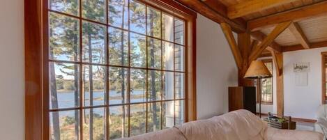 Een televisie, een open haard en een dvd-speler