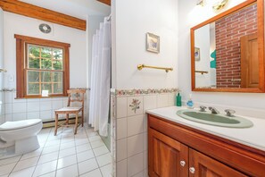 Duschwanne, Haartrockner, Handtücher