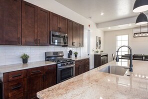 Refrigerador, microondas, horno y parrilla de estufa 