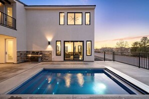 Une maison moderne Ă deux Ă©tages dotĂ©e dâune piscine, dâun espace barbecue et dâun balcon.