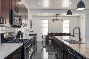 ثلاجة، ميكروويف، فرن، موقد طهي مسطح