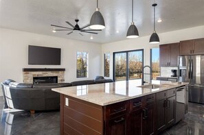 ثلاجة، ميكروويف، فرن، موقد طهي مسطح