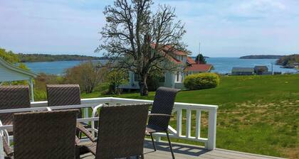 Thorburn - Experience a classic ME vacation at this beautiful summer cottage