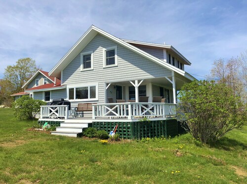 Thorburn - Experience a classic ME vacation at this beautiful summer cottage