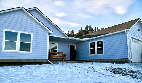 New Home on 5 acres, Clean, Quiet Comfortable with Private Dog Park