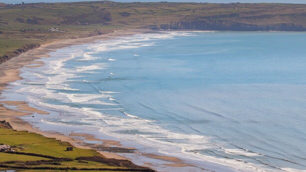 A coastal landscape with a sandy beach, grassy fields, and a view of the sea. - Ael Y Fron (Pwllheli)